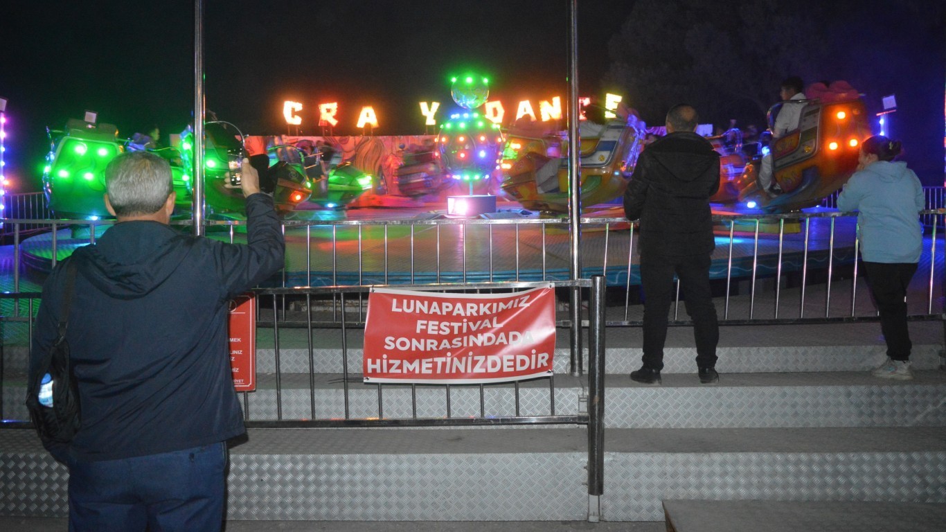 ÇİNE'DE EĞLENCE BAŞLADI LUNAPARK İLÇEYE GELDİ